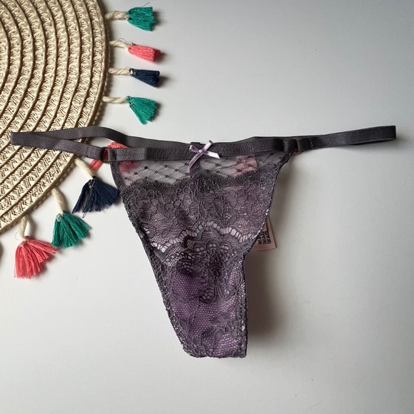 Victoria's Secret Dream Angels Lace & Mesh V-String Panty Tornado XS NEW - Picture 1 of 3
